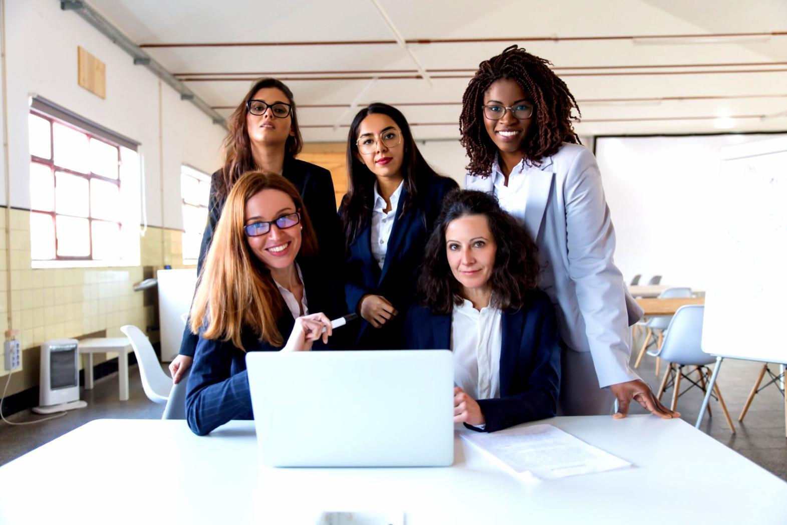 Participantes trabajando en ejercicios de presupuesto durante uno de nuestros talleres