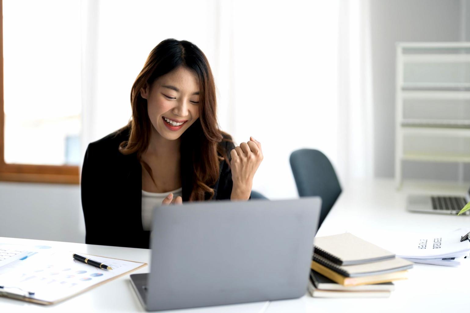 Visualización del progreso financiero personal con gráficos y objetivos cumplidos