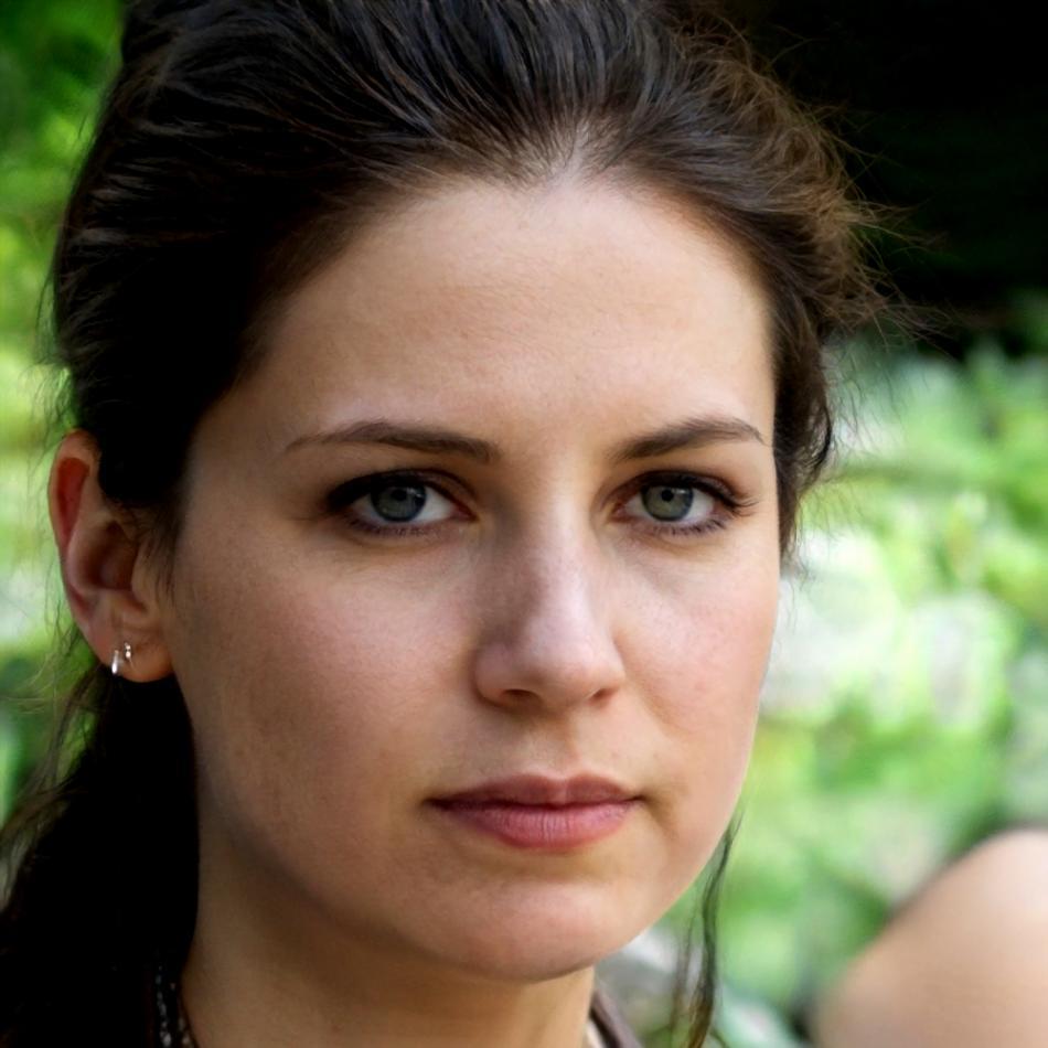 Retrato profesional de Nuria Estévez, consultora financiera