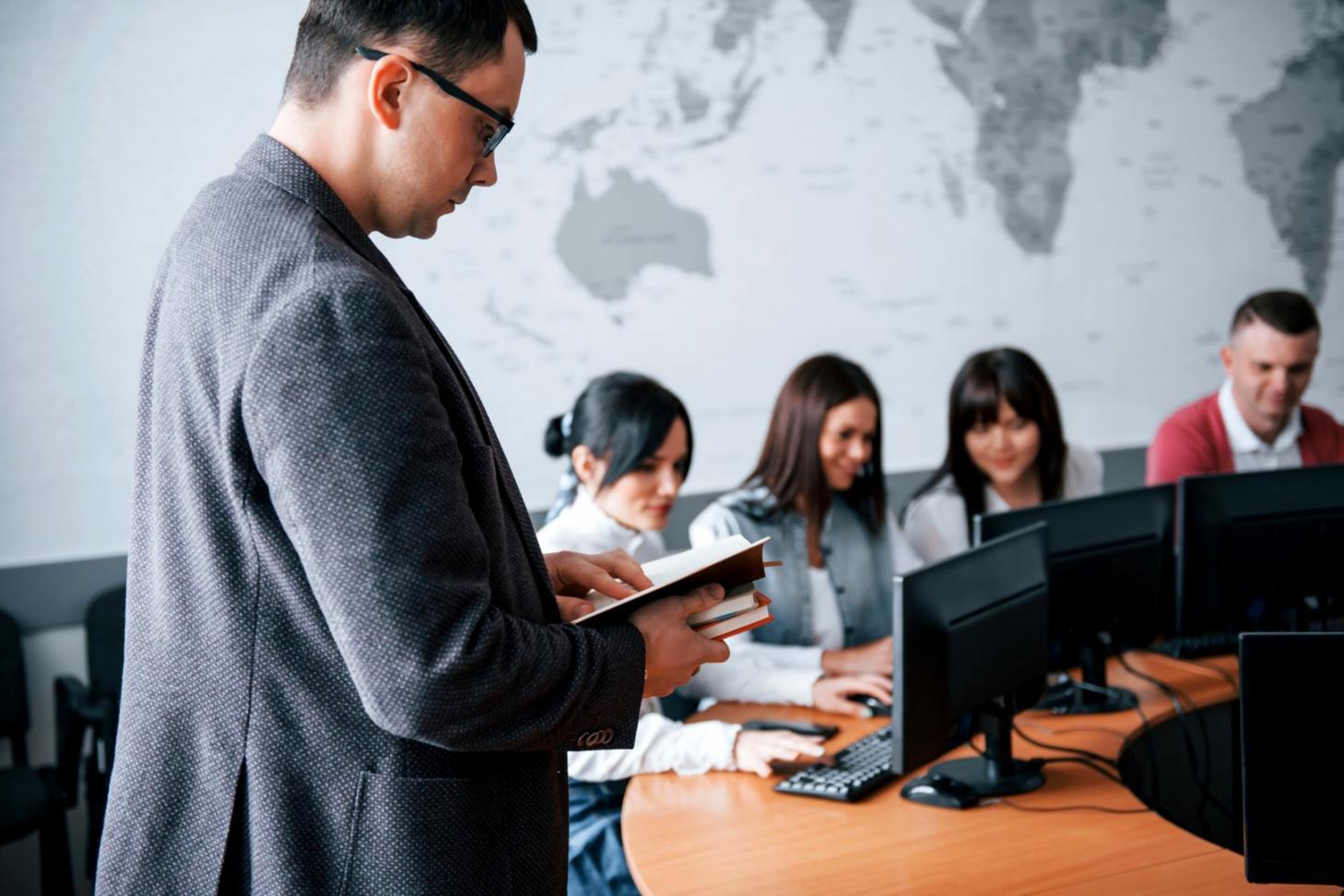 Persona revisando documentos financieros en mesa de trabajo