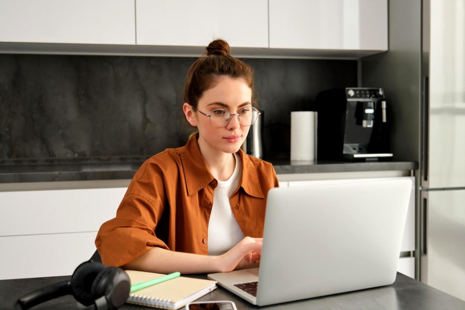 Equipo de trabajo colaborando en planificación financiera